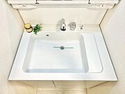 広々とした洗面台が快適な使い心地を提供します。シンプルなデザインがお部屋全体に清潔感をもたらします。