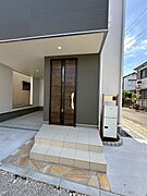 屋根付きの玄関で雨の日のお出かけやお荷物の多い日の出入りもスムーズに！車庫からの出入りもスムーズな動線設計です。