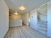 【19.2帖】明るい床材が空間を広く見せるリビングです。シンプルな内装でインテリアのアレンジも楽しめます。階段が近く移動もスムーズに行えます。照明もそれぞれ設置されており快適な採光を確保しています。
