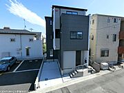 新田駅徒歩7分の好立地。通勤・通学に便利な住環境に加え、スーパーやコンビニなど生活利便施設も身近に揃います。新築ならではの快適な設備と機能性を備えた住まいで、新生活をスタートしませんか。