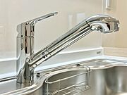 温度や水量の調整がしやすいシングルレバー水栓を採用。片手で簡単に操作でき、調理中の使い勝手にも優れています。