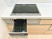 3口コンロで同時調理可能。メイン料理2品を手前のコンロで調理しながら、奥の小バーナーで汁ものを調理するなど、複数の調理を一度に行うことができます。