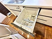 食器洗浄機が備え付けられているキッチンです。シンク横に配置されており使い勝手の良さが特長です。収納スペースも充実していて整理しやすい設計です。