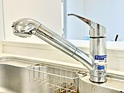 シャワー引き出し機能付きの水栓を採用しています。ヘッドを引き出してシンク内の洗い物や食材の洗浄に活用でき、毎日の調理をスムーズにサポートする使い勝手のよい仕様です。