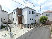 小学校まで徒歩5分の通学利便性に優れた立地です。前面道路からの良好なアクセス環境と、2台分の駐車スペース（車種による）を備えた生活しやすい住環境です。