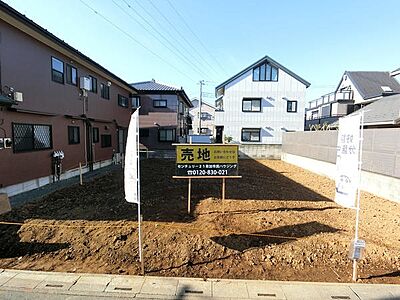 外観：日当たりが良好な静かな住宅エリアに位置する売地です。周辺の住宅環境が整っており快適な暮らしを実現できます。お客様の理想の住まいを建てるのに最適なスペースをご提供します。