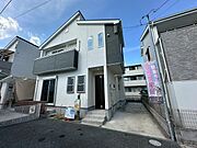 庭付きの住まいは、ガーデニングや家庭菜園、子どもやペットの遊び場など多彩に活用可能。外の空間を暮らしに取り入れ、ゆとりと安らぎを感じられる住環境です。