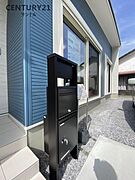 郵便ポストと宅配BOXがございます。ネットで商品が届いても不在時に再配達のお手間が減りますね！