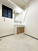 洗面化粧台は収納付きの三面鏡になってます♪朝のお忙しい時間帯でも三面鏡の洗面台ならお出かけ前のご準備も手助けしてくれること間違いなし♪