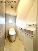 換気できる小窓付きのトイレです！温水洗浄暖房便座でございます(^^♪