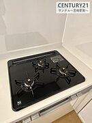 3口のガスコンロとグリル付のシステムキッチンです。
