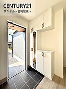 明るい玄関(^^♪容量にも余裕のあるシューズクローゼット完備しております！