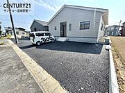 駐車場は4台並列駐車可能！※車種による。スペースも広く駐車が苦手な方でも楽に駐車可能です(^^♪