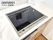 3口のIHクッキングヒーターとグリル付のシステムキッチンです。