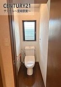 (リフォーム前写真)換気できる小窓付きのトイレです！温水洗浄暖房便座でございます(^^♪