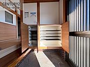 シューズボックス付きで、家族全員の靴もすっきり収納。玄関まわりが片づきやすく、いつでも気持ちよくお客様を迎えられます。