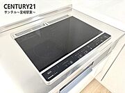 IHクッキングヒーター3口コンロ、グリル付です。