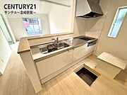 カウンターキッチンからリビングにいるご家族やお子様の様子が見えるので、コミュニケーションがとりながら、ご家族の大切な時間を共有できるキッチンです♪