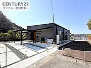 黒を基調とした落ち着きある平屋の外観。カーポート付きで雨の日も快適、外構工事まで完成済みのため追加費用を抑えてそのまま新生活を始められます。