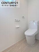 小窓付きの、明るい空間のトイレです！小窓もあるので換気もできます♪