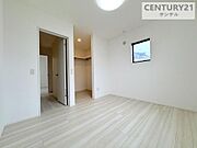 5.2帖の洋室です。ウォークインクローゼットが付いております。