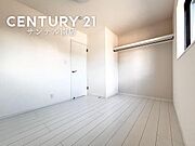子供部屋にいかがでしょうか♪日当たり、風通し良好です(^^♪クローゼットも完備しております！※モデル写真でございます。色や配置の相違がある場合がございます。