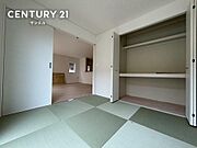 4.5帖の和室です♪収納と窓もついております♪リビング横に和室があることで和と洋の雰囲気を味わえ素敵な空間を演出でき、お子様の遊び部屋や客間としても利用できます♪