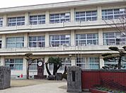 都城市立妻ケ丘中学校まで2823m