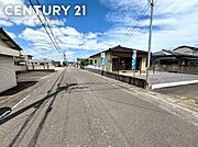 西側の前面道路から撮影した現地写真です♪