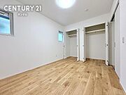 衣類や寝具、季節家電までまとめて収納でき、居室を広く使える実用的な設計です。