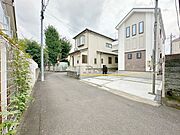 安心して暮らすことのできる住宅街。　住宅地の道路は一般に交通量が少なく車などの騒音が少ないため、住民にとって静かな生活環境が提供されます。 