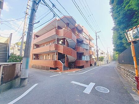 周辺は住宅が建ち並ぶ閑静な住宅街です。