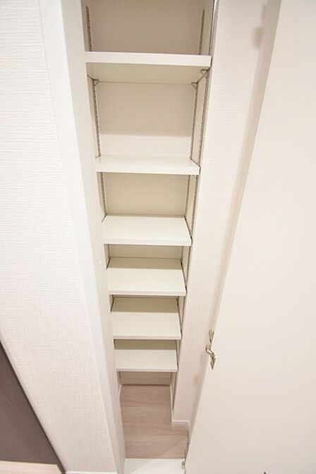 各所に効率的に配置された収納スペースがあり、日常のモノをすっきりと収納できます。