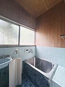 一日の疲れを癒してくれるゆったりとしたバスルームです。 