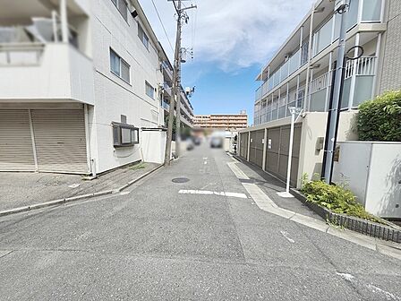周辺は住宅が建ち並ぶ閑静な住宅街です。 