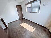 スタイリッシュなデザインと快適な居住性を兼ね備えた洋室。広々とした空間は、自分らしいインテリアを楽しむことができるほか、リラックスした時間を過ごすことができそうです。 