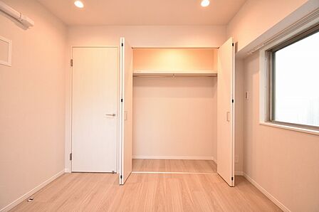 豊富な収納スペースもこの物件の特長の一つ。各所に収納が完備されており、生活をスッキリと整えることができます。 