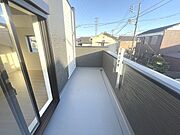 季節の変化や天気の良い日には、バルコニーでの時間が心地よく、気分をリフレッシュさせることができます。 