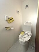 トイレにはウォシュレット機能を標準装備。 