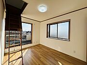 スタイリッシュなデザインと快適な居住性を兼ね備えた洋室。広々とした空間は、自分らしいインテリアを楽しむことができるほか、リラックスした時間を過ごすことができそうです。 