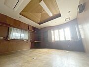 スタイリッシュなデザインと快適な居住性を兼ね備えた洋室。広々とした空間は、自分らしいインテリアを楽しむことができるほか、リラックスした時間を過ごすことができそうです。 