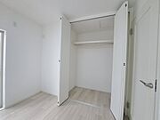 スマートなデザインと賢い収納が生活を快適にします。広々とした雰囲気を演出する工夫が施され、生活空間の魅力を引き出します。  