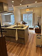 お料理をしながらリビングの家族やゲストとの会話が楽しめるカウンタータイプのキッチン。毎日のお料理を楽しく快適に。 