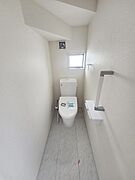 階段下を有効活用したトイレスペース。 便座はもちろんウォシュレット。  