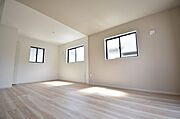 洋室はモダンなデザインと機能性を備え、快適な生活空間に。明るい窓から差し込む自然光が広々とした空間をさらに明るく開放的に感じさせます。  