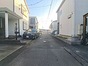 安心して暮らすことのできる住宅街。　住宅地の道路は一般に交通量が少なく車などの騒音が少ないため、住民にとって静かな生活環境が提供されます。 