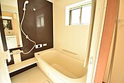 一日の疲れを癒してくれるゆったりとしたバスルームです。 