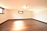 大きな屋根裏部屋はなんだかワクワクしてしまうスペース。趣味の空間や子供のワークスペース、季節物の収納など色々な用途に利用できそうな予感。 