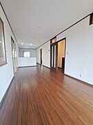 家族の集まるリビングは気持ちの良い自然光が差し込む団欒空間。室内のご見学予約も随時、受付中ですのでお気軽にお問合せください。 