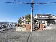現地ご見学の際、スタッフが様々なご質問に対応いたします、周辺環境、前面道路、建築可能な建物について、ぜひご相談ください。 